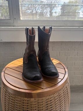 Men's Two-Tone Western Pull-On Boots in Black and Brown